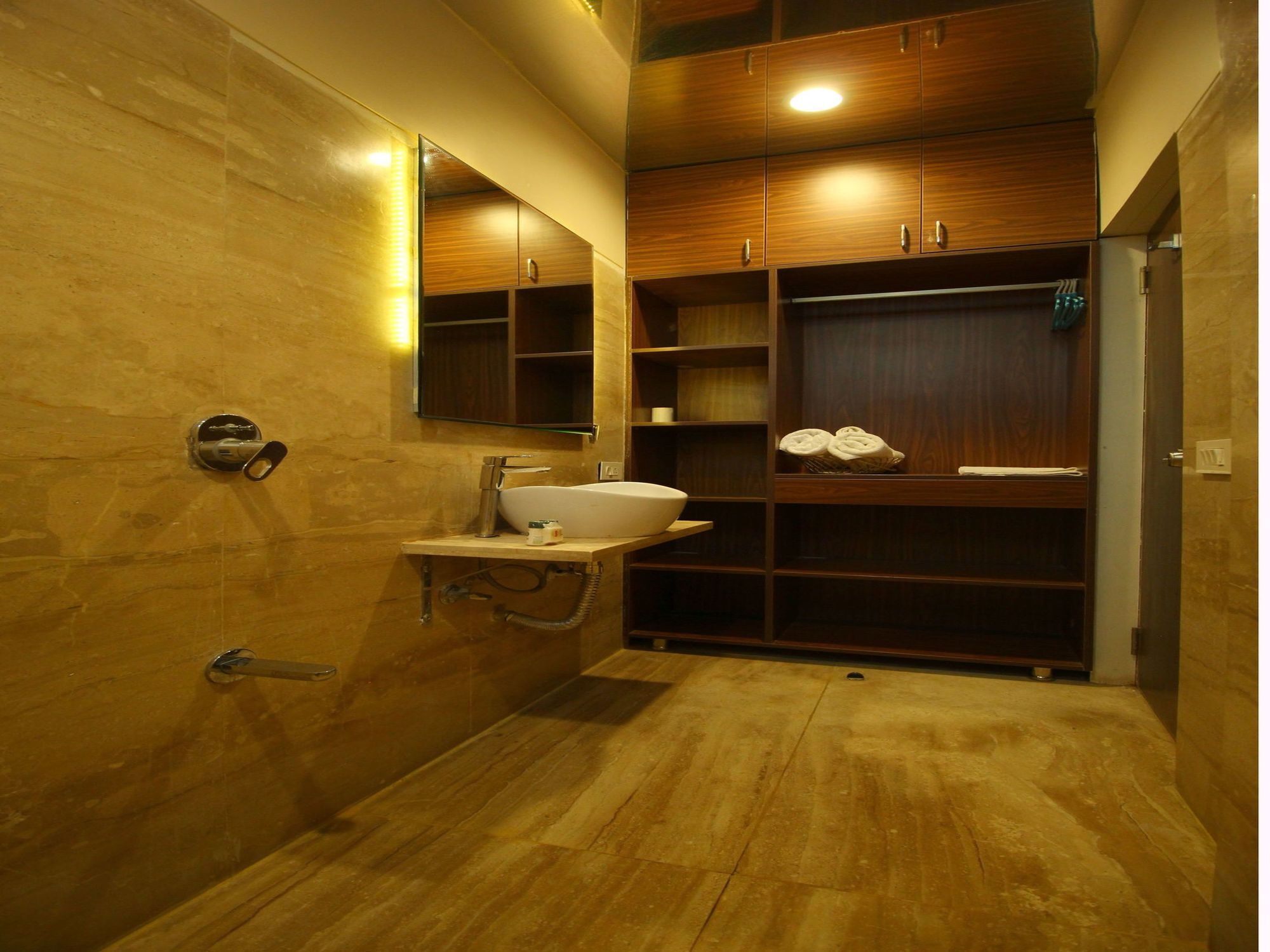 Oyo 8992 Hotel Kyra أحمد أباد المظهر الخارجي الصورة