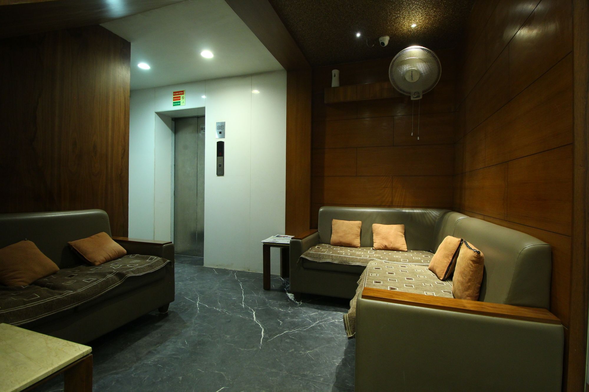 Oyo 8992 Hotel Kyra أحمد أباد المظهر الخارجي الصورة